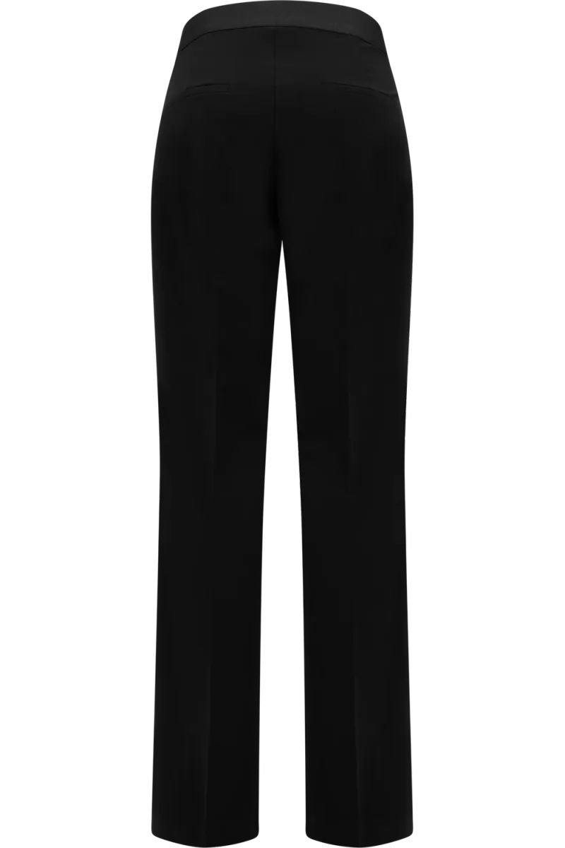 Ava, Black